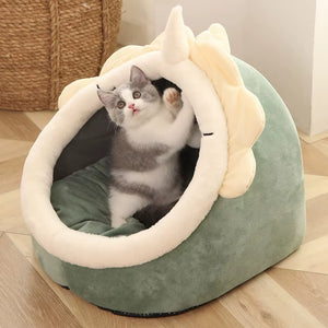 Pat igloo verde pentru pisici, model Leușor, cu pernă moale și interior confortabil, pisică jucându-se înăuntru

