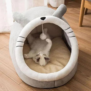 Pat igloo gri pentru pisici, model Ursuleț, cu pernă moale crem și jucărie pom-pom, pisică dormind relaxată în interior